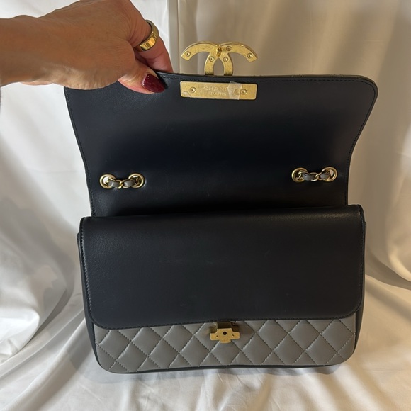 NWOT CHANEL TWO TONE DOUBLE FLAP BAG
GRAY AND BLACK WITH LEATHER COVERED
CC - Picture 4 of 8